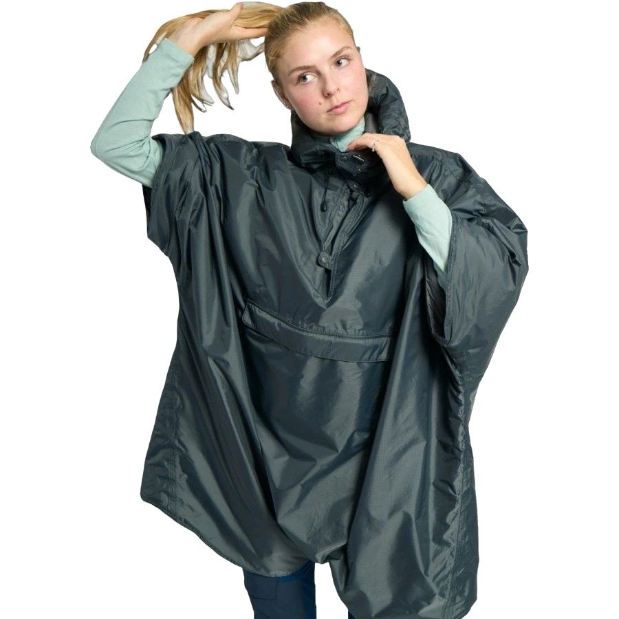 Helsport Pro Fjell Poncho Insulated, Dark Shadow / Ruby Red, M/L, Regenmantel, grau